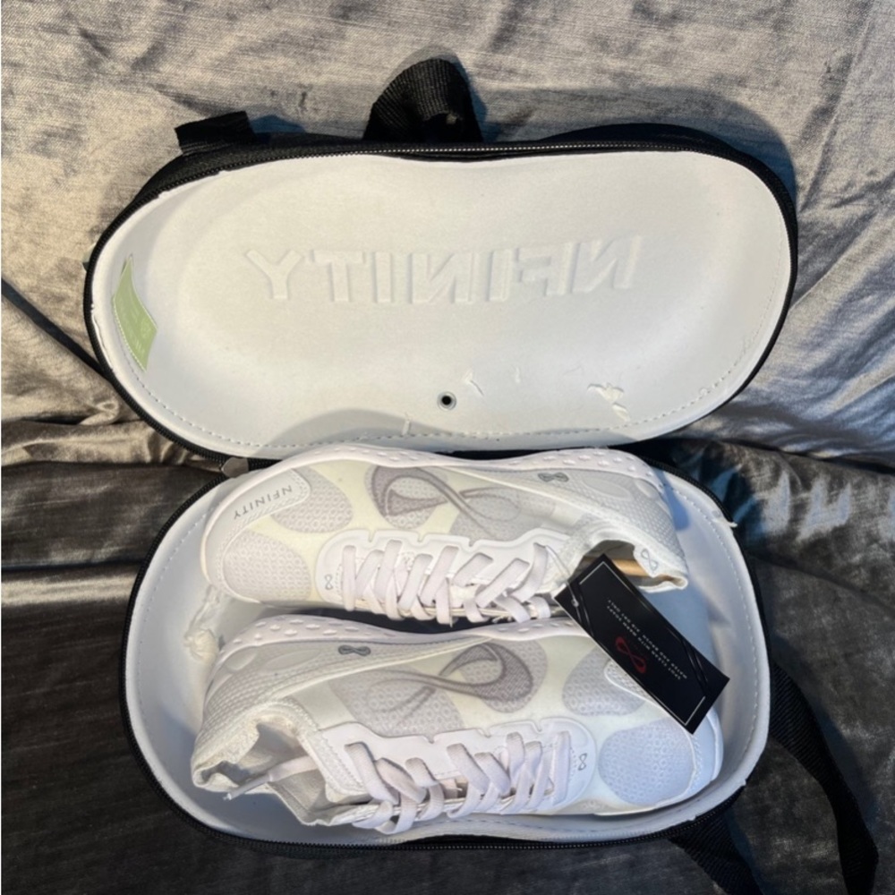 BNWT Nfinity Alpha cheer shoe 5.5